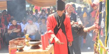 Prosesi adat Rumeges Tumiwa Mangorai berlangsung di Taman Kesatuan Bangsa Manado, tepat di depan Patung Dot Lolong Lasut (foto: Ady/Barta1)