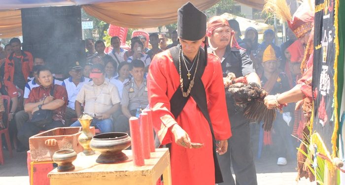 Prosesi adat Rumeges Tumiwa Mangorai berlangsung di Taman Kesatuan Bangsa Manado, tepat di depan Patung Dot Lolong Lasut (foto: Ady/Barta1)