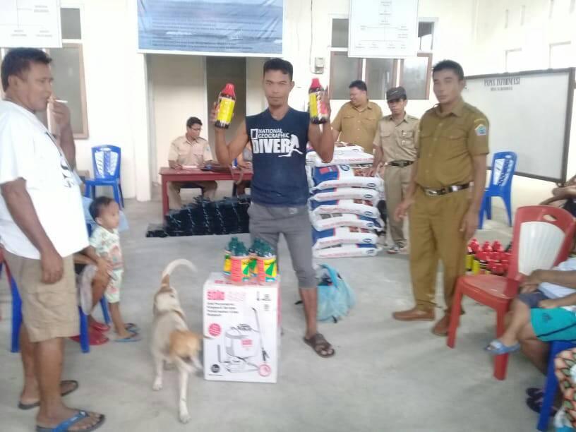 Salurkan Bahan Pertanian, Kades Kabaruan: Jangan Bergantung dari Manado