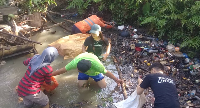 Ratusan Karung Sampah Plastik Diangkat dari Sungai di Tuminting