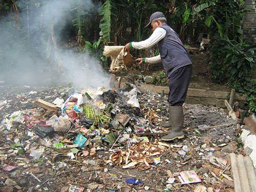 Membakar Sampah Plastik Bukan Solusi Mengurangi Timbunan