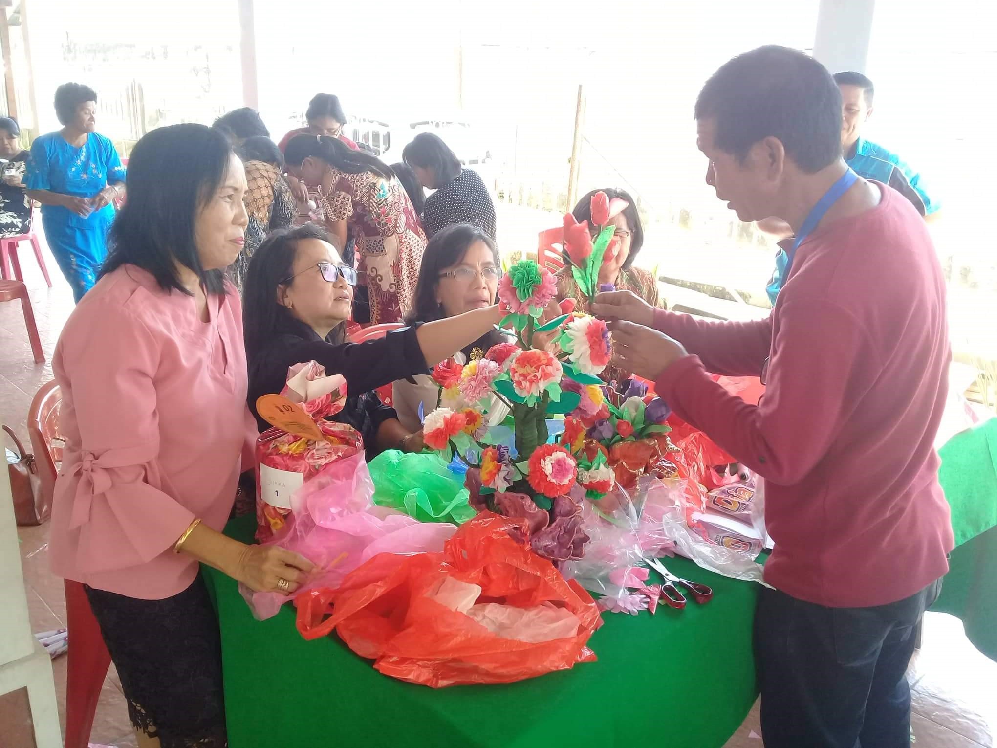 Politeknik Manado Edukasi Limbah Plastik Jadi Souvenir