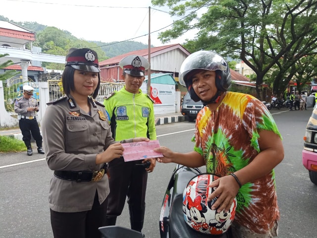 Pengendara di Sangihe Terima Surat Cinta Starla