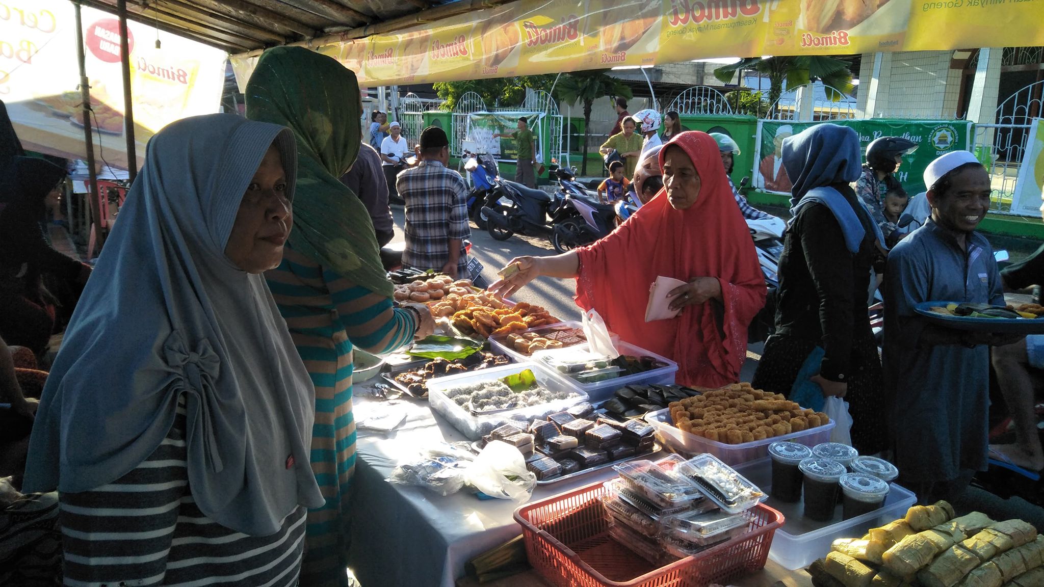 Berburu Takjil di Depan Masjid Nurul Huda Kampung Ternate