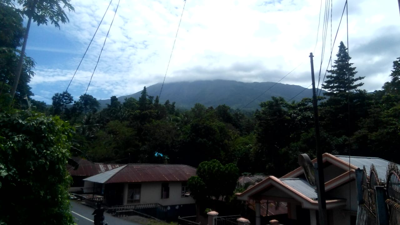 Terobos Daerah Terlarang, Longsoran Batu Lava Karangetang Ancam Pendaki