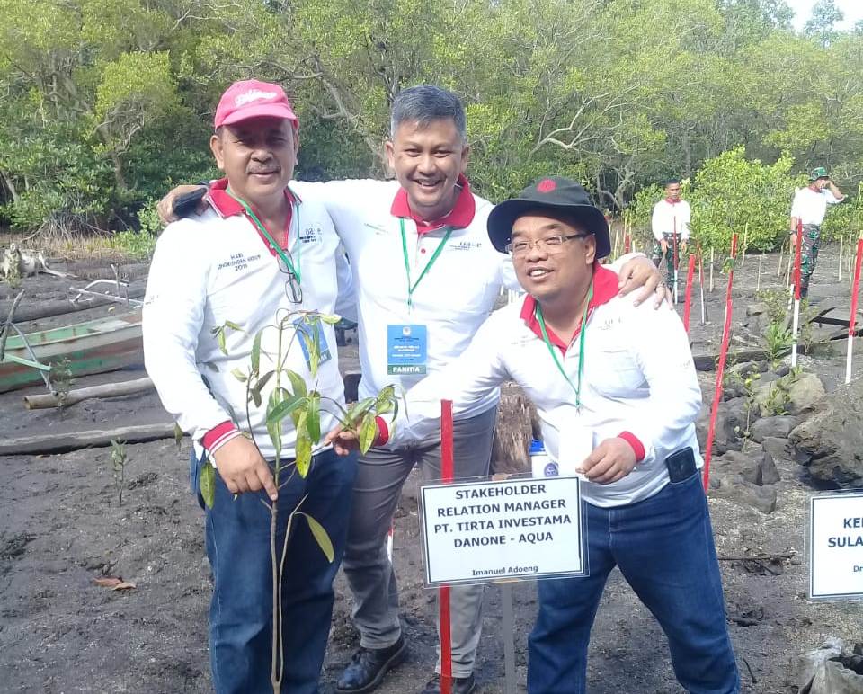 AQUA Airmadidi Dukung Gerakan Nasional Menanam Mangrove