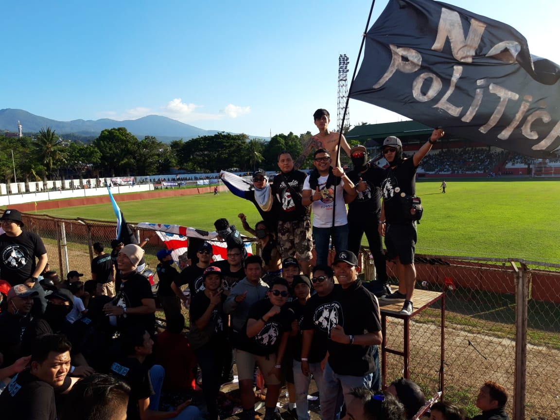 Suporter Bentang ‘No Politica’ Saat BFC Sulut United vs Persiba