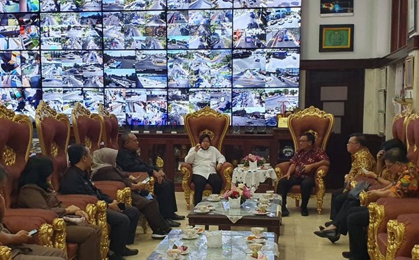 Diskusi Maurits Mantiri dan Tri Rismaharini di Surabaya