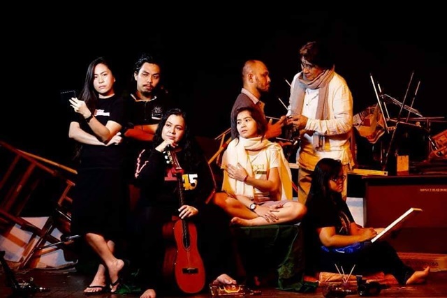 Nyanyian Angsa, Membaca Tanda-tanda Cinta (1)