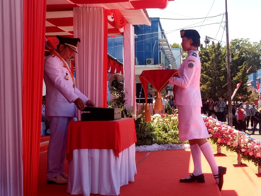 Antara Gugup dan Cita-cita Angelina, Si Pembawa Baki Merah Putih