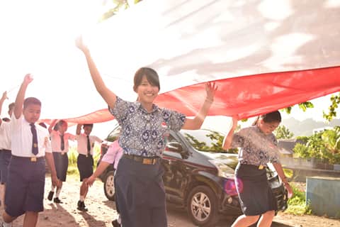 Anak Sekolah di Pulau Perbatasan Sangihe Bentangkan Merah Putih 74 Meter