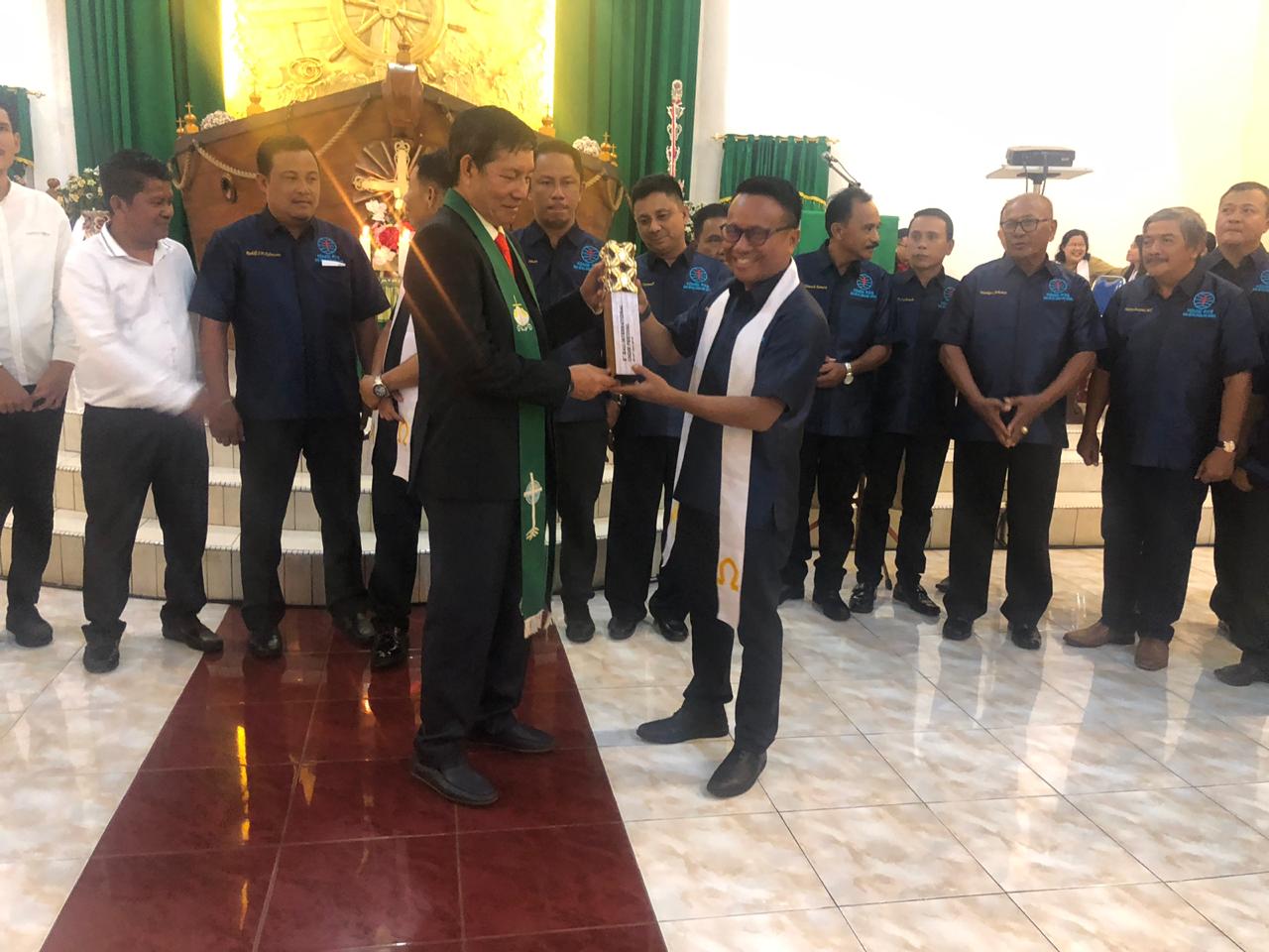 Jawara di Bali, Vicky Lumentut Terima Tropi dari VG PKB Betani Sindulang