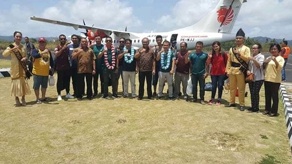 Adolf Binilang Sambut Tim Futsal di Bandara Melonguane