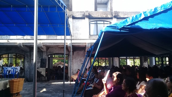 Jemaat Solagratia Ibadah Beratapkan Terpal