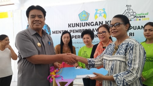 Menteri Yohana Yembise Pastikan Warga Sangihe di Papua Aman