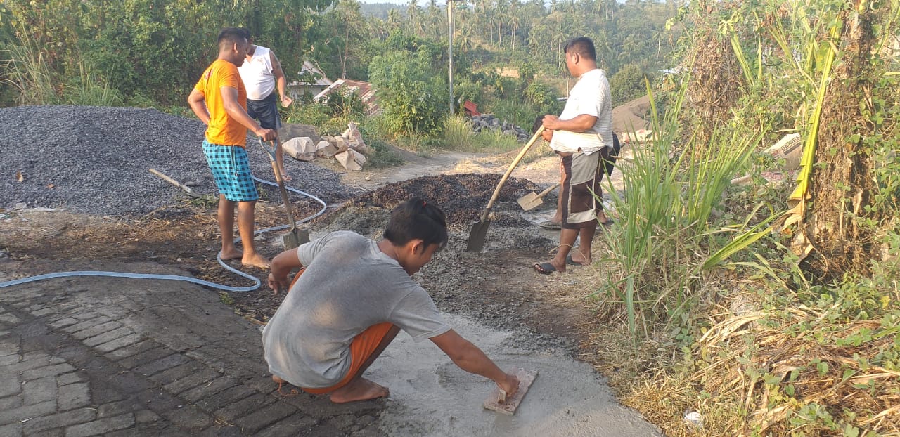 Ronny Makawata Bantu Pembangunan Jalan di Singkil 2