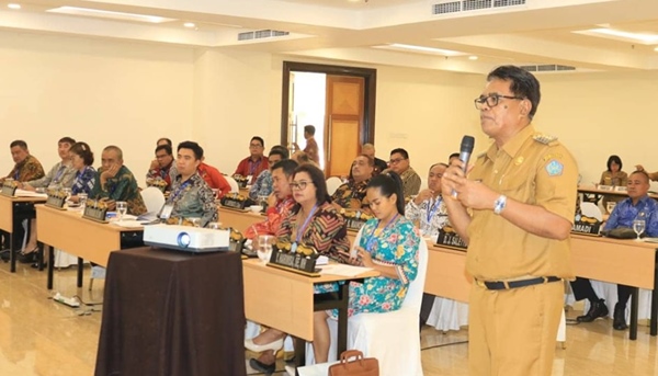 Bupati Jabes Ezar Gaghana sedang memberikan materi kepada 25 anggota DPRD terpilih