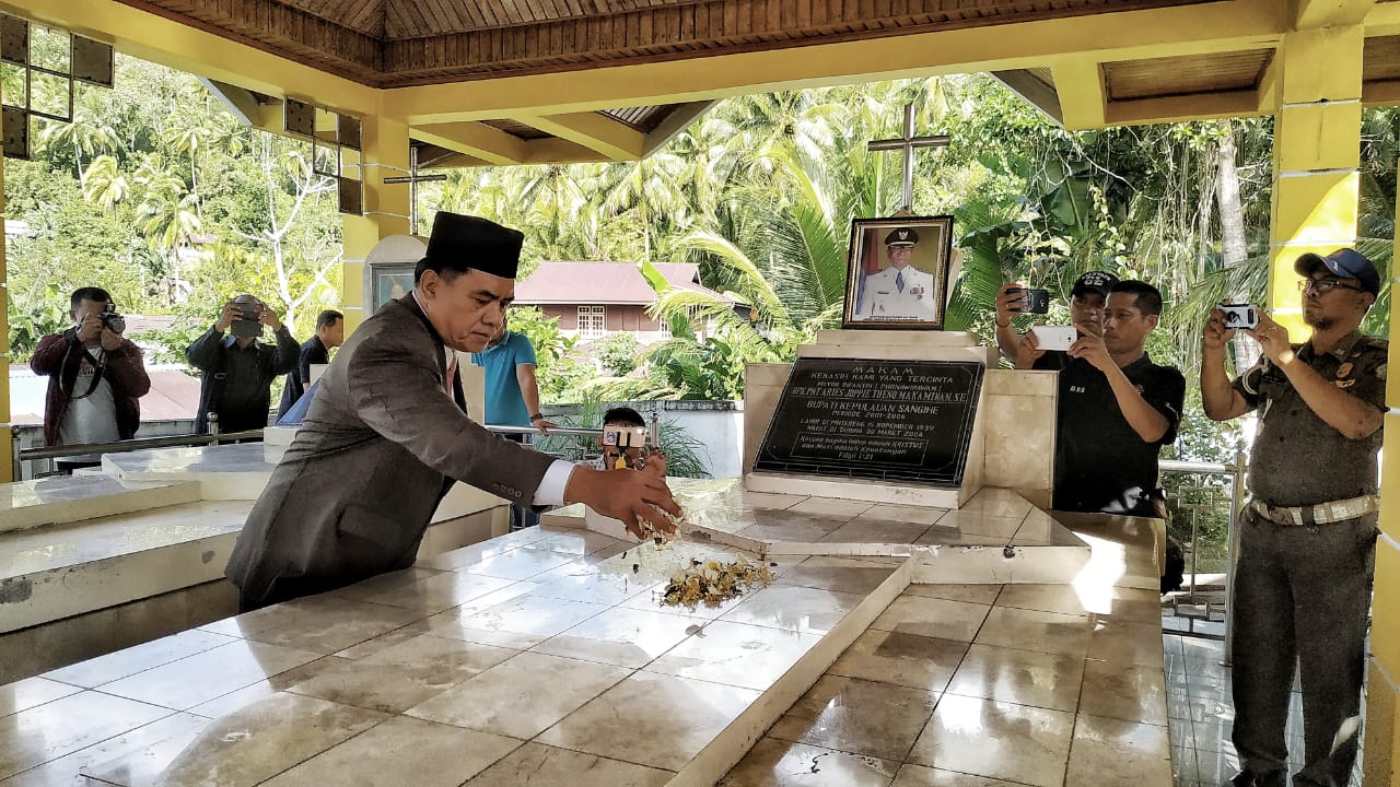 HUT ke-595, Bupati Sangihe Ziarah di TMP dan Makam Mantan Pejabat