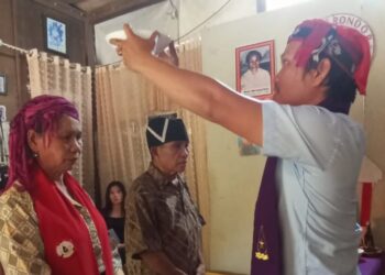 Penghayat agama Malesung sedang melaksanakan aktivitas peribadatan. (Foto: dokumentasi Lalang Rondor Malesung)