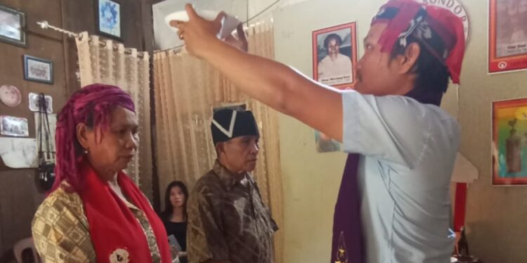 Penghayat agama Malesung sedang melaksanakan aktivitas peribadatan. (Foto: dokumentasi Lalang Rondor Malesung)