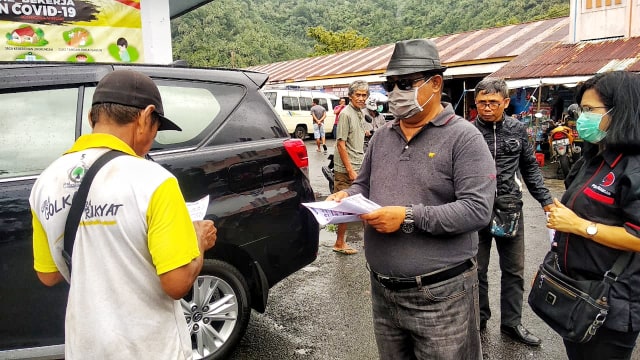 PDIP Sangihe Bagikan Masker dan Telur Rebus di Pasar Tahuna
