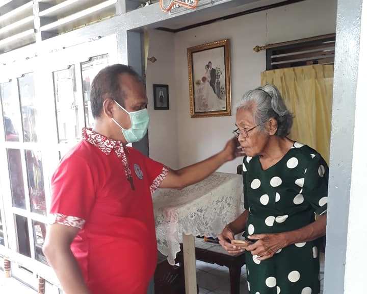 PKB GMIM Yarden Kampung Islam Sasar Lansia Bagikan Masker