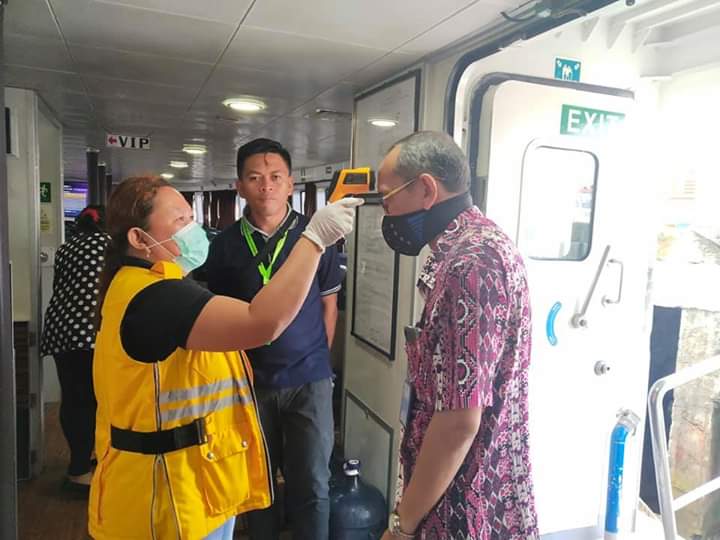 Periksa Kesehatan Penumpang Kapal di Pelabuhan Manado