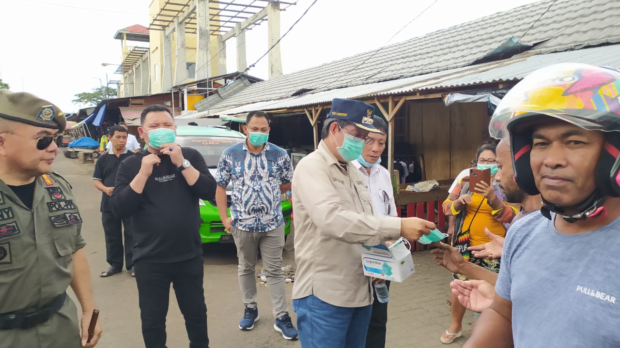 Wali Kota dan PD Pasar Manado Bagi Masker di Pasar Bersehati