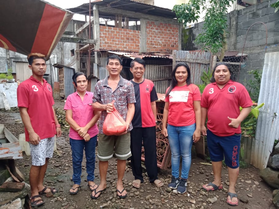 Masyarakat Menjerit, Jean Sumilat Cs Bagikan Sembako