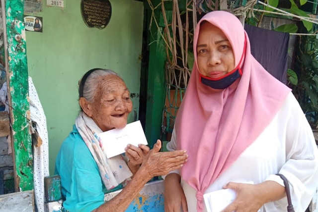 Bantuan Hartati Bunga Untuk Warga Terdampak Covid-19