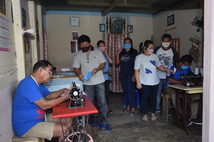 Kampung Naha 1 Sangihe Produksi 500 Masker untuk Warga