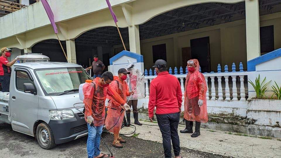Relawan MM Semprot Disinfektan dan Bagikan 20 Ribu Masker