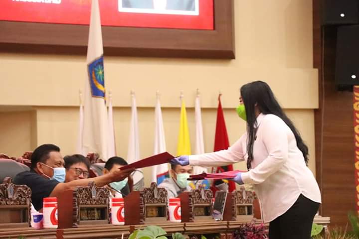 Anggota DPRD Sulut Sandra Rondonuwu saat menyerahkan hasil reses kepada Gubernur Sulut. (foto istimewa)