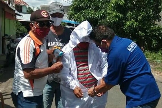 Jurnalis ini Bagikan APD ke Petugas Keamanan