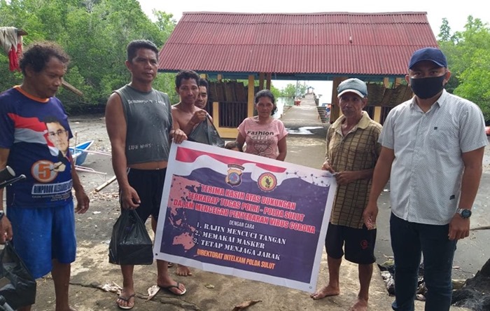 Perwakilan Dit Intelkam Polda Sulut menyerahkan bantuan pada kelompok nelayan Kecamatan Wori