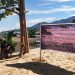 Baliho yang dipasang nelayan Karangria di lokasi proyek, berada di area tambatan perahu. (foto: ady/barta1)