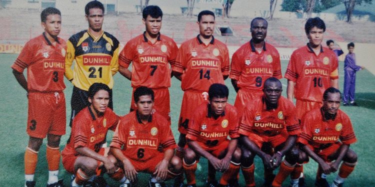 Kisah Hans Nuruwe Beslar, Seteru dan Kawan Roger Milla