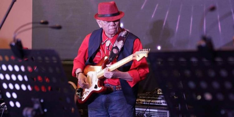 Mengenal Musisi Senior Sangihe Johny Damar