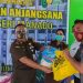 Kejari Manado Maryono, SH.MH. Saat menyerahkan Tali Asih Bagi Salah Satu Penerima Sembako