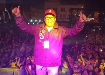 Pdt Lucky Rumopa dalam salah satu momen bersama masyarakat Kota Manado (foto dokuemntasi di akun FB pribadi)