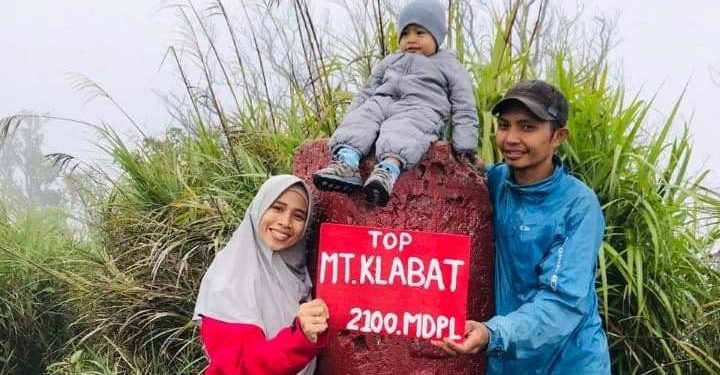 Cerita Pasutri Boyong Anaknya Berusia 1 Tahun Mendaki Gunung Tertinggi di Sulut