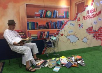 Seri Biografi Sastrawan Sulut: Reiner Emyot Ointoe