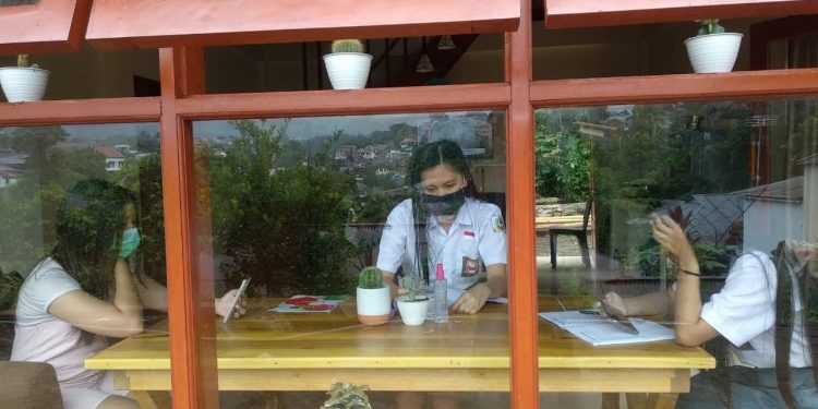 Keluarga Maengko Makisurat Bagikan Kuota Gratis untuk Siswa di Manado