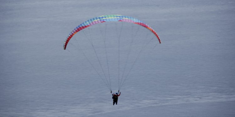 Terbang Semarak Merah Putih 10 Penerjun di Langit Manado