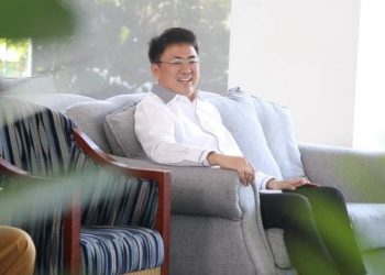 Publik mengunggu calon pendamping Andrei Angouw di Pilwako Manado 2020
