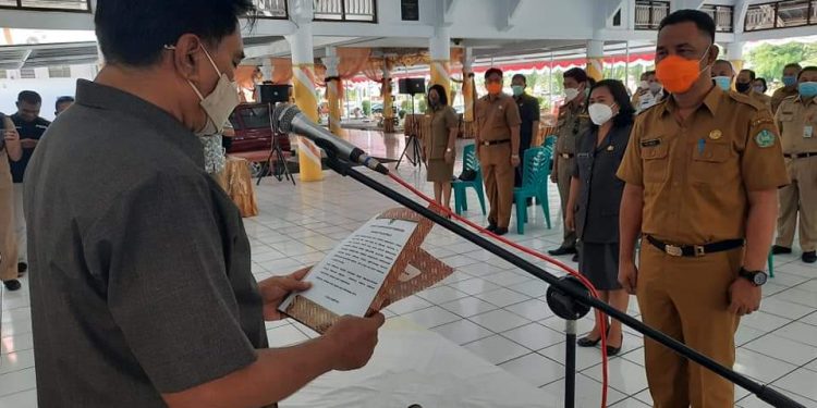 Bupati Jabes Ezar Gaghana memberikan sambutan pada pelantikan penjabat Sekda