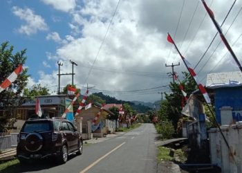 Suasana Desa Waleo di Kema, Minahasa Utara, menjelang perayaan HUT Kemerdekaan Republik Indonesia