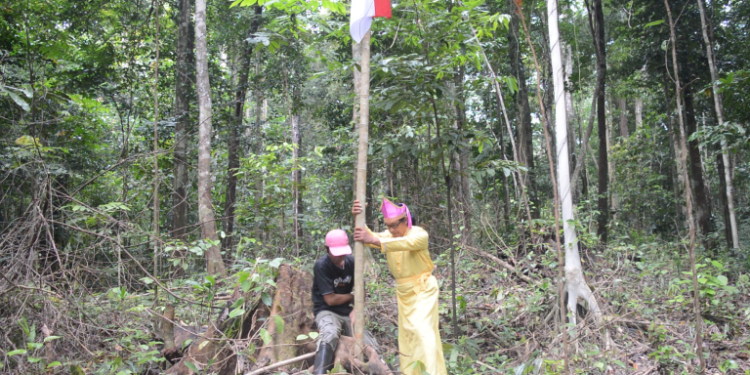 Tolak Perusakan Lingkungan, Merah Putih Berkibar di Hutan Laru Talaud