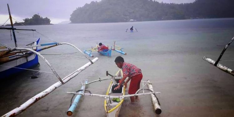 Tiga Siswa SD di Sangihe Mendayung Perahu ke Sekolah