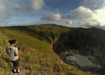 HUT ke 75 RI: Pembentangan Bendera 1250 Meter di Gunung Mahawu